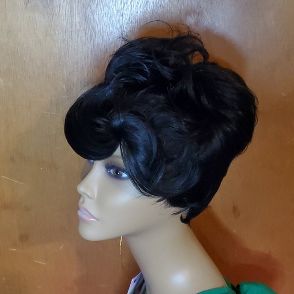 Short Black Wig - Picture 5 of 7